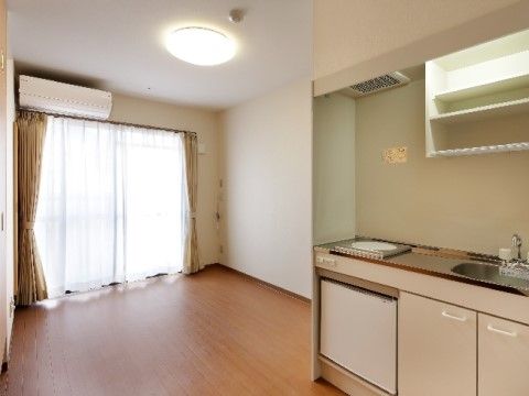 居室には入居者様にも使いやすい機能的なキッチンを完備。居室は完全個室となっており、プライバシー面も安全である。