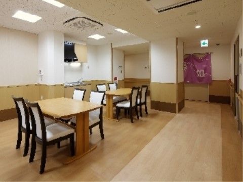 食堂兼談話室には広めのテーブルと椅子を設置。窮屈な思いをすることなく、ゆったりと食事や会話を楽しんでいただける。