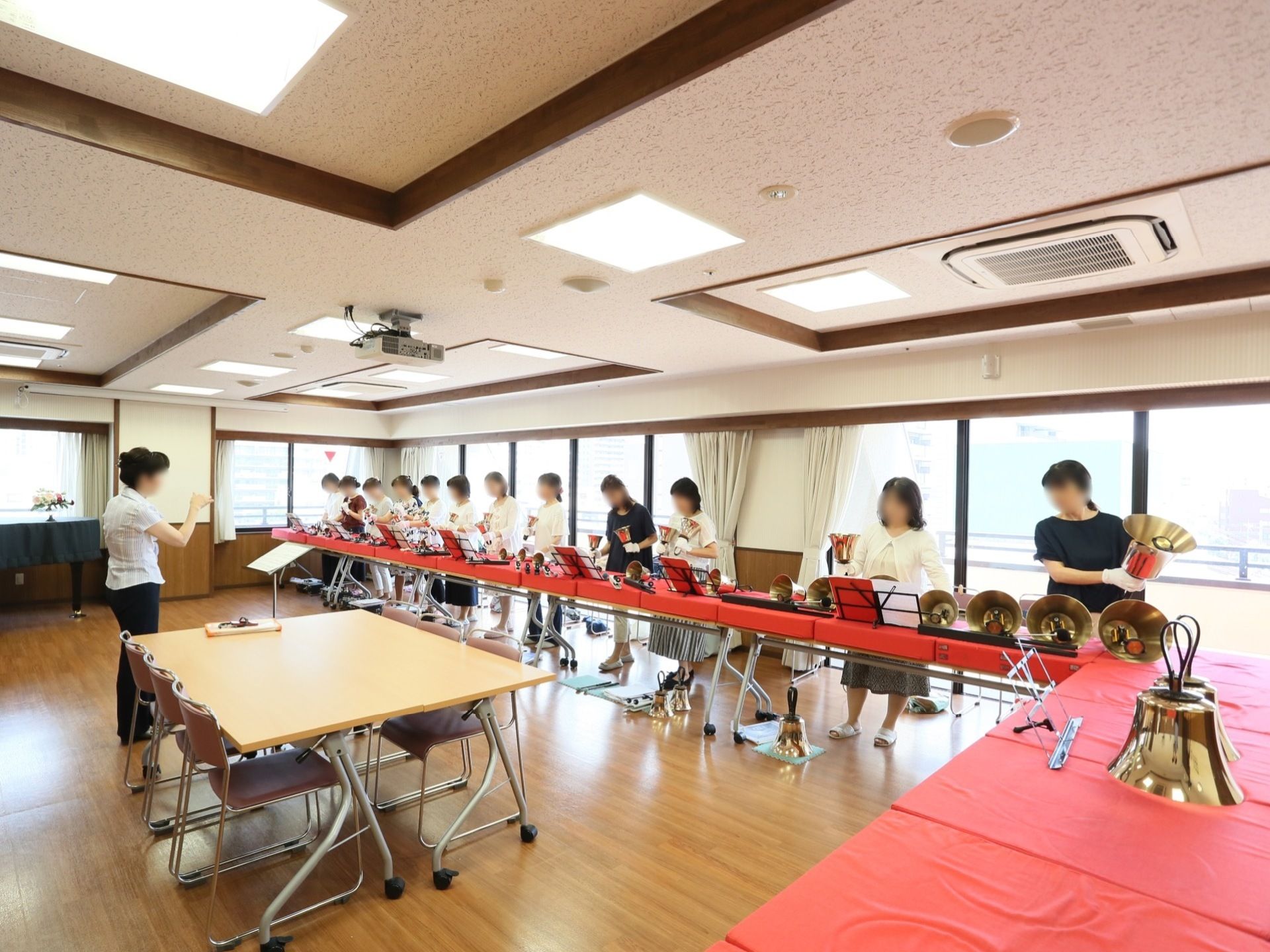 施設内では、定期的にイベントが開催されている。ホールではハンドベルのコンサートが行われ、女性が一列に並び演奏をしている。