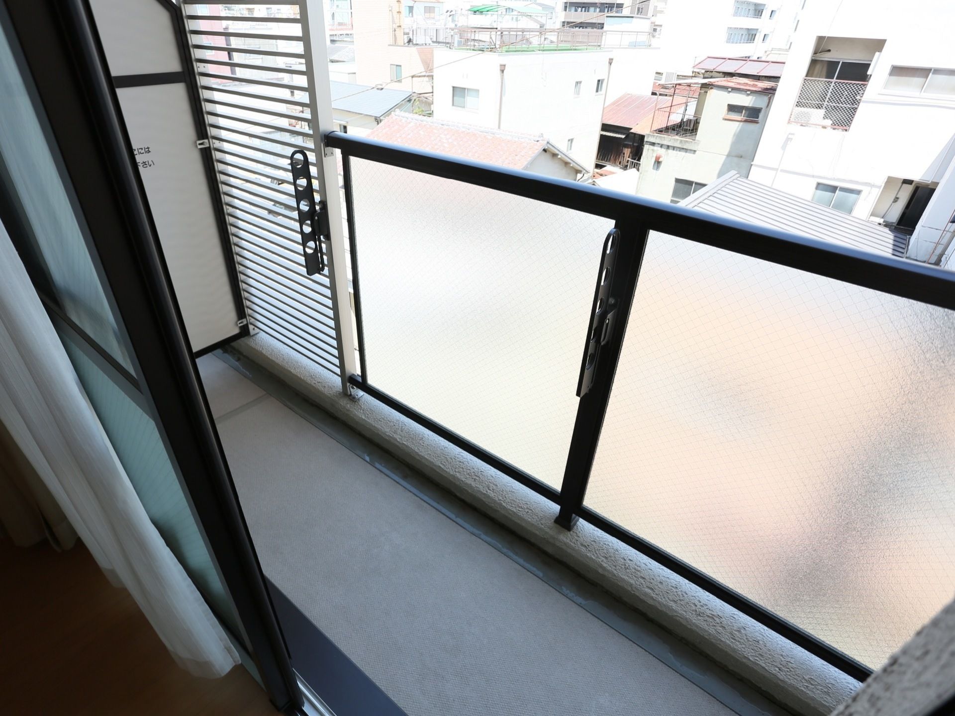 ベランダがあり、物干し竿掛けがついている。ベランダからは施設の周りにある住宅街の風景を眺めることができる。