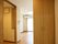 居室には一番手前に収納力のある靴箱があり、左にトイレがある。広いフローリングの部屋の奥に大きな窓がある。