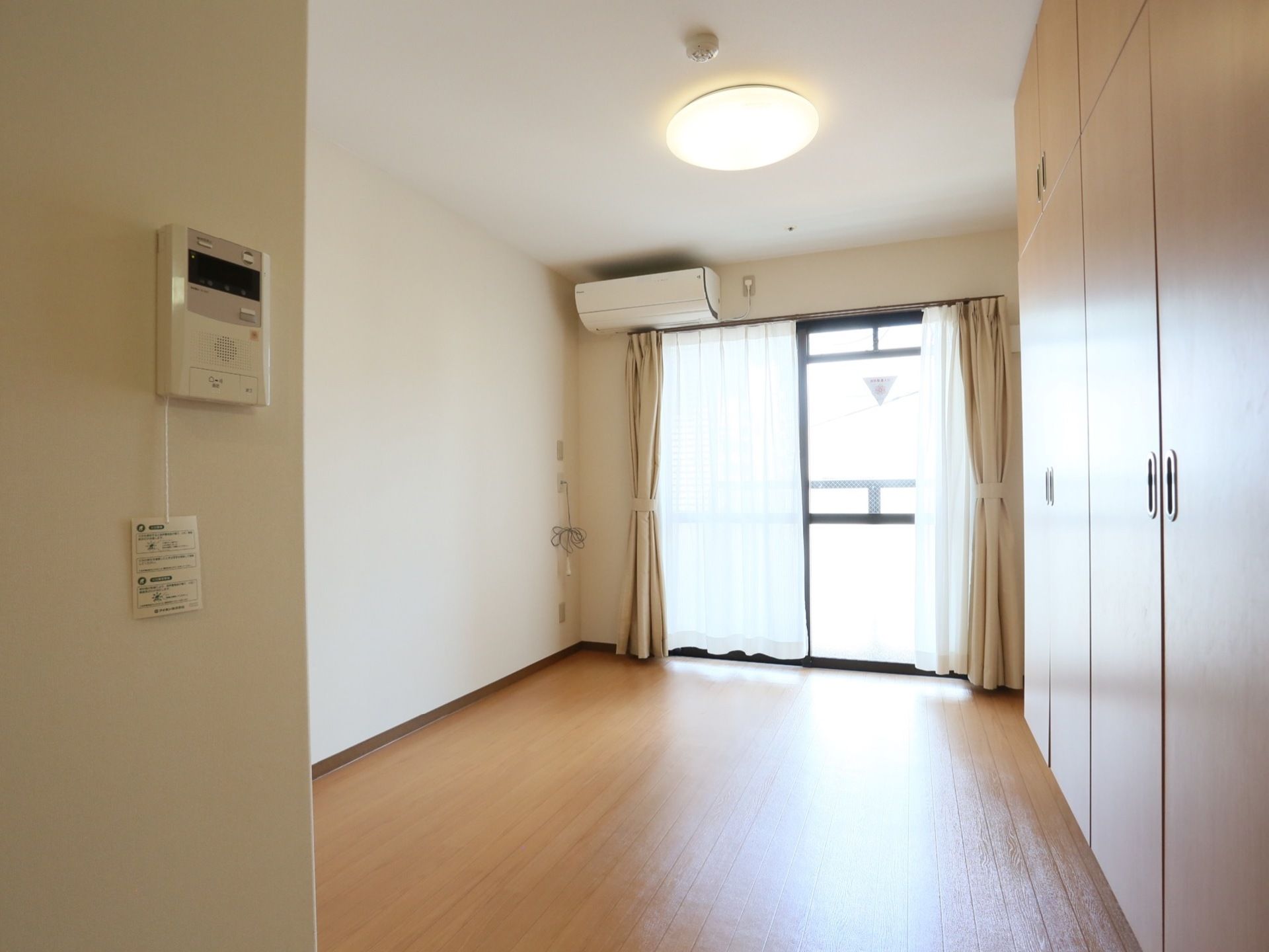 居室の壁にはインターフォンがあり、呼び出し音が鳴った時に通話することができる。部屋にはエアコンが設置されており、快適な温度で過ごせる。