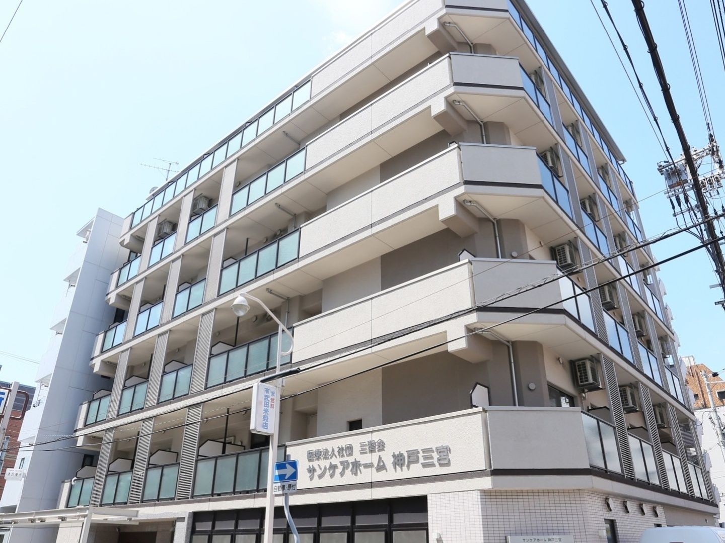 施設は道路に面して建てられており、施設の前には歩道がある。施設の裏手には車を１台とめるスペースがある。