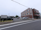 静かな住宅街にある施設の外観