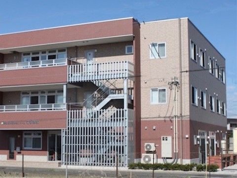 非常階段やベランダがある、３階建てのマンションのような外観の住宅