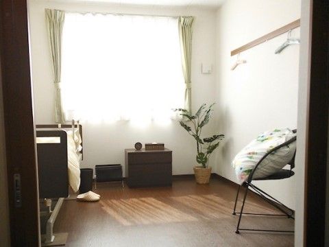 ダークブラウンの家具で統一された、落ち着いた雰囲気の居室
