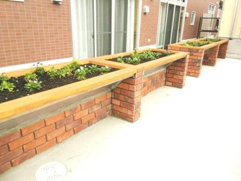 レンガ調の外壁に沿って配置されている、複数のプランター