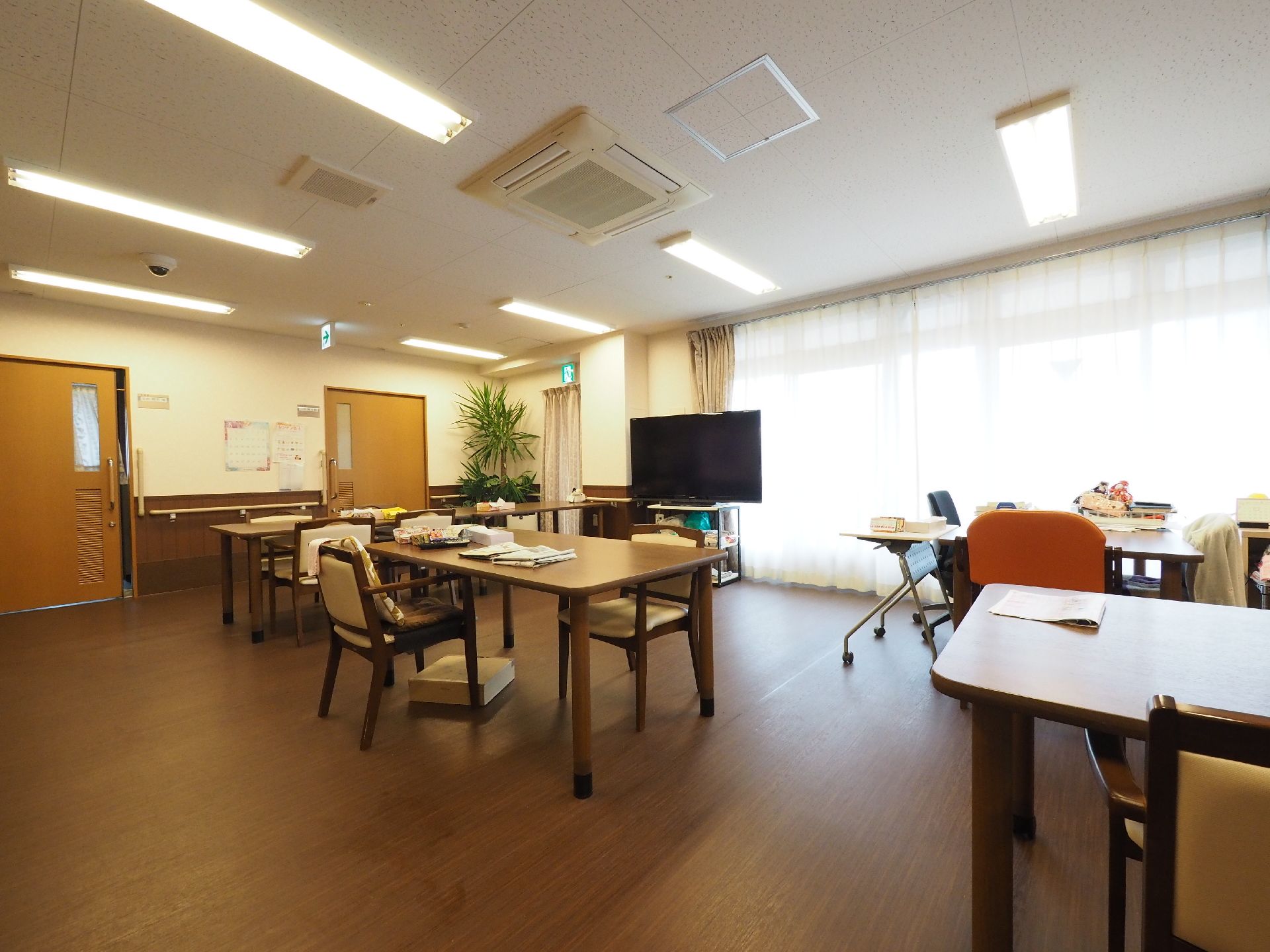 大きな窓があり、明るい日差しが降り注ぐリビングである。リビングは利用者のコミュニケーションを図る場所でもある。