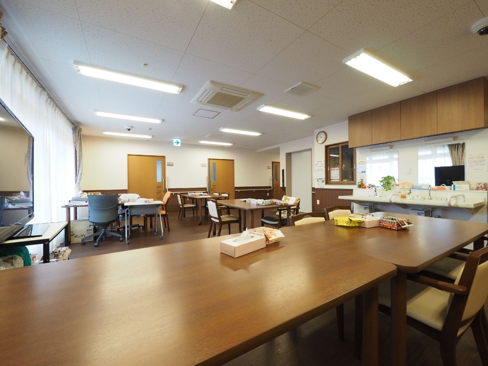リビングは、窓が大きく広く落ち着きのある場所になっている。入居者がそれぞれ自由な時間を過ごせる一室である。