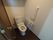 清潔に保たれているトイレは、温水洗浄が設置されており、高齢者にとって嬉しい機能である。大きな引き戸の扉は、出入りがしやすく快適である。