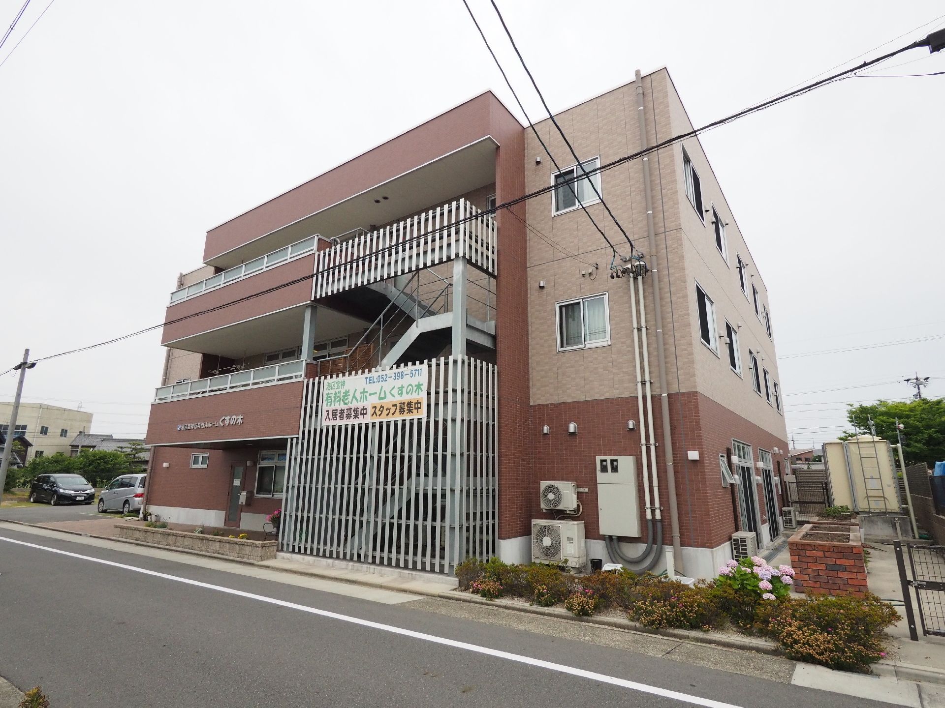 3階建ての建物で、落ち着いた色合いの作りになっている。道路に面した場所に建っており、施設名が大きく記されているので迷うことはない。