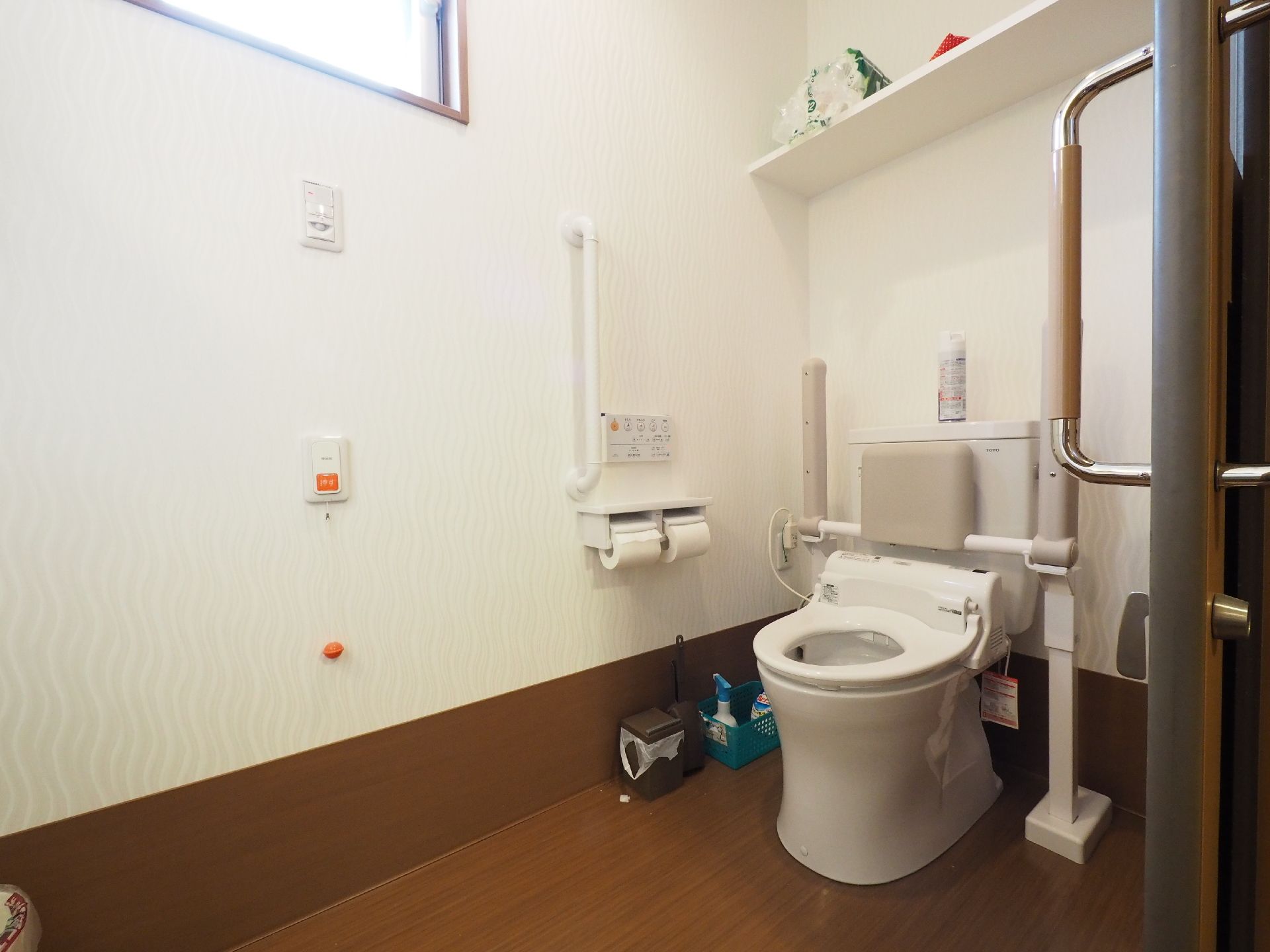 広めのトイレが設置されている。車椅子のまま入ることが可能で、万一のための緊急用ブザーも用意されている。