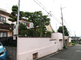 静かな住宅街の通り風景