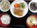 主食、主菜、副菜、汁物の栄養バランスが整った食事が用意されている。品数も多く、毎日の食事を楽しむことができる。