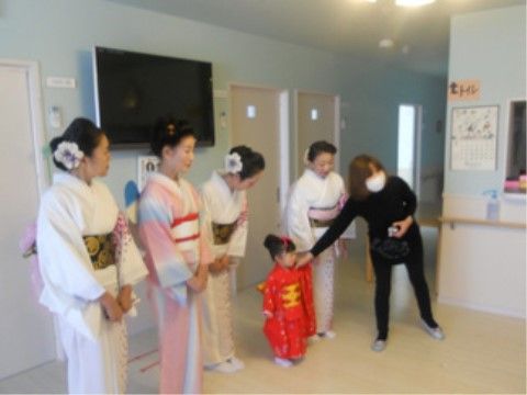 舞妓と写る家族