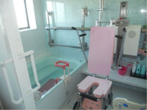 入浴の入り口は、スライド式の扉である。浴室内には、車椅子型の入浴用チェアとそのまま入浴できるリフトが設置されている。