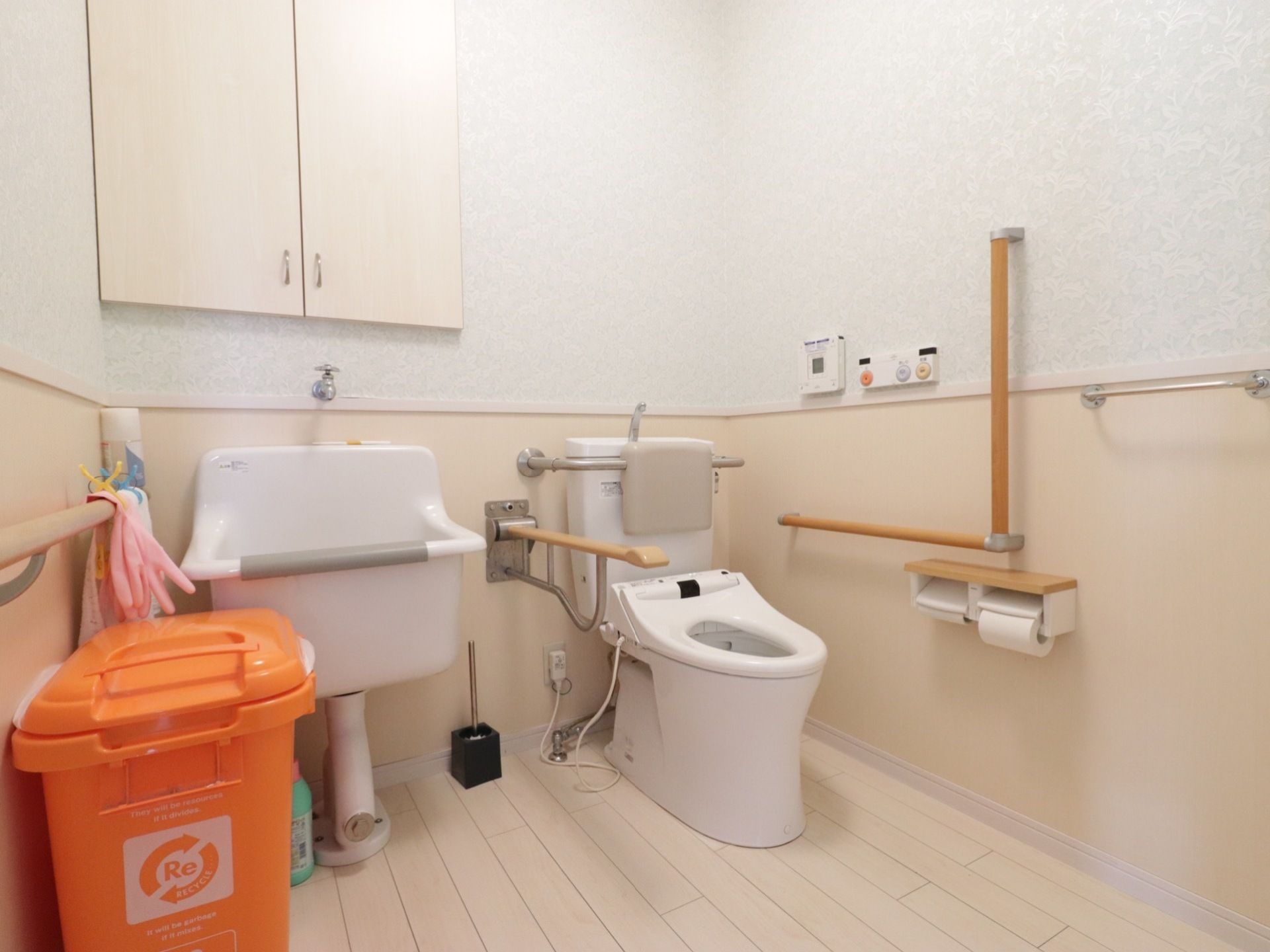 温水洗浄便座を完備し背もたれパッドや手すりがあるので、安全で快適に用をたすことができる。収納棚や汚物洗い場も完備している。