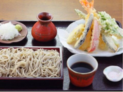 海老や野菜の天ぷらとお蕎麦が配膳されている黒いトレー