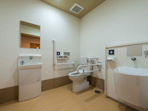 広いスペースのトイレで、車椅子をご利用の方でもスムーズに利用可能。清潔感のあるきれいなトイレである。