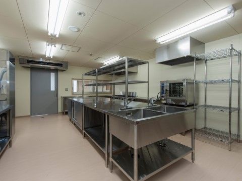 掃除の行き届いたきれいな厨房で、毎日の食事を手作りしている。でき立てのおいしい料理を味わっていただける。