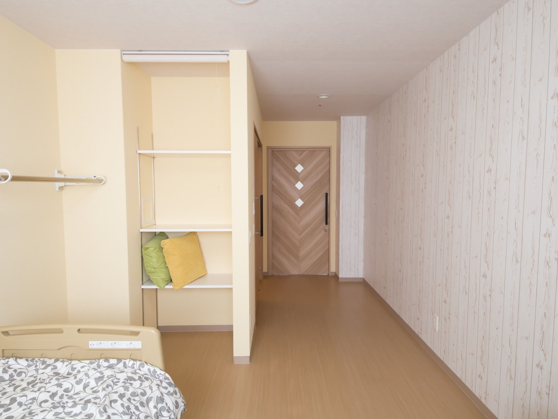 床や扉はあたたかみのある木目調で、明るいグレーの壁紙との組み合わせが、落ち着きのあるコーディネートになっている。