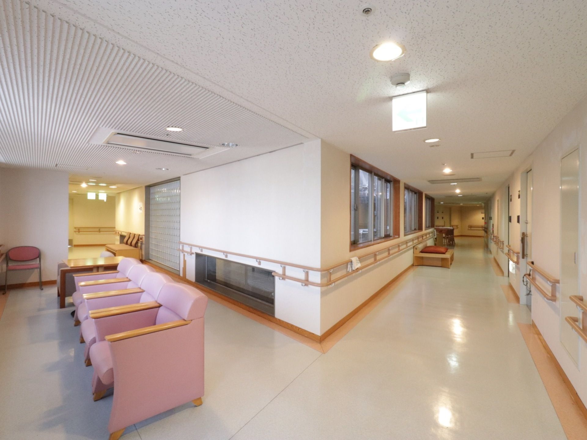 広々とした明るい廊下には、ゆったりと座れるソファが完備されている。手すりも完備されているので安全に通行できる。