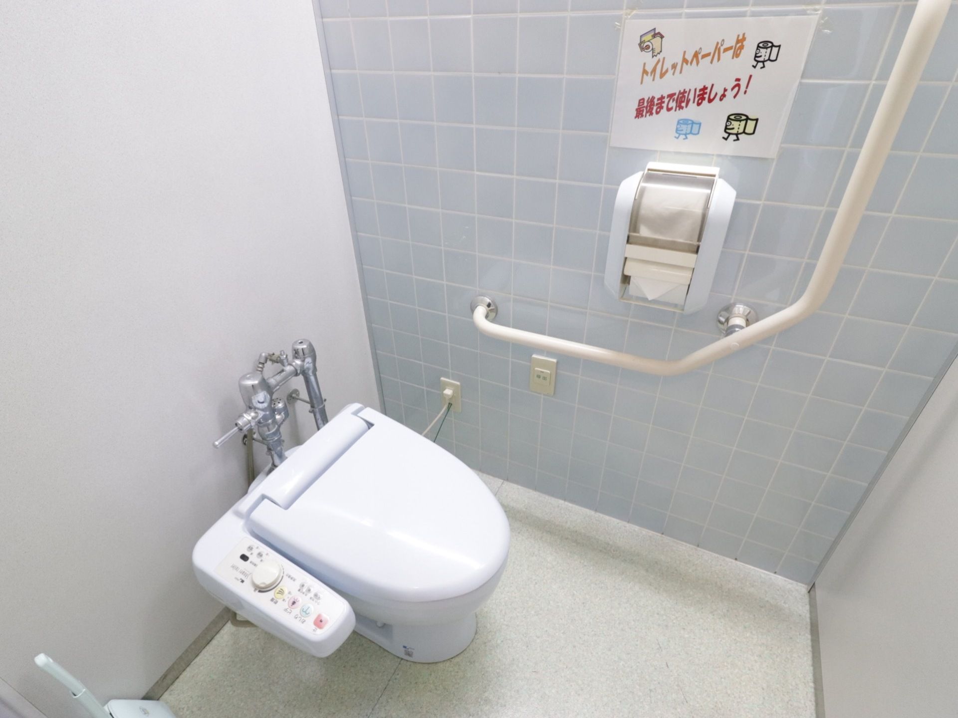白を基調とした明るい清潔感のあるトイレには、温水洗浄便座が完備されている。ボタン1つで操作できるので便利である。