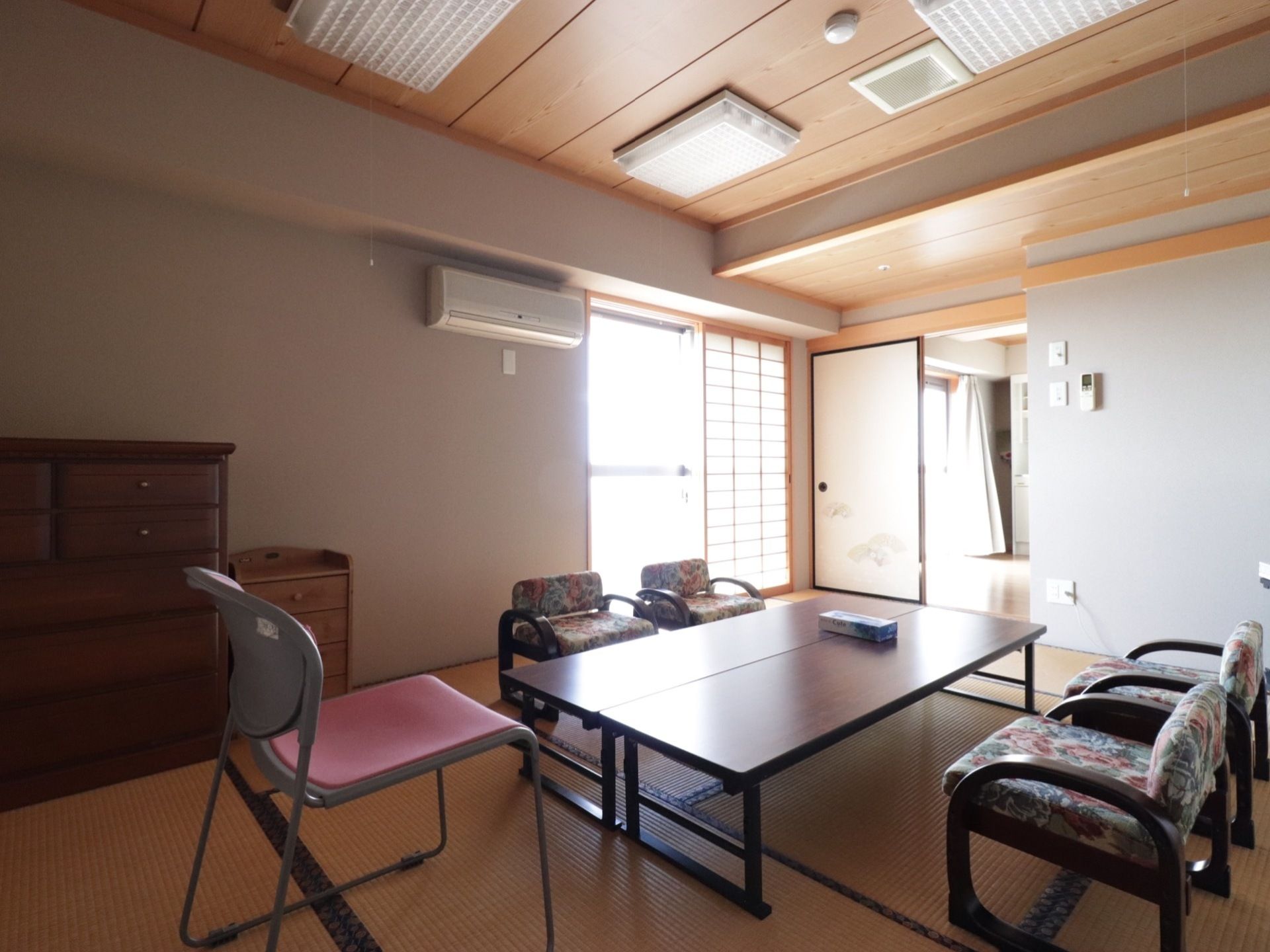 和室のある居室が完備されている。和室用の椅子やタンス、障子、ふすまがあるので落ち着きを感じる。足を伸ばしてリラックスできる。