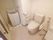 白を基調とした清潔感のあるトイレである。両隣には、洗面スペースと洗濯機が完備されているので便利である。