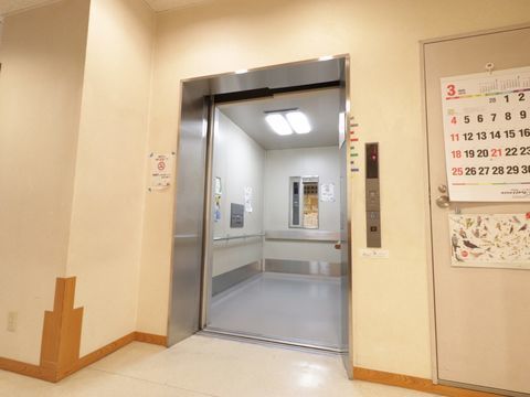車椅子をご利用の方も乗り降りしやすい、奥行きのあるエレベーター