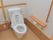 施設内のトイレは広々としたバリアフリーとなっている。また手すりが設置されていて、呼び出しボタンも備え付けられている。