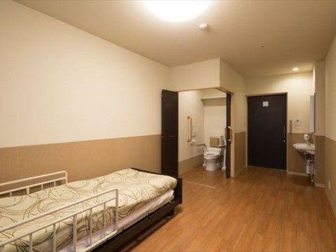 居室にあるトイレはドアに特殊な形状を用いているため、歩行様の器具や車椅子をご利用の方が入りやすくなっている。