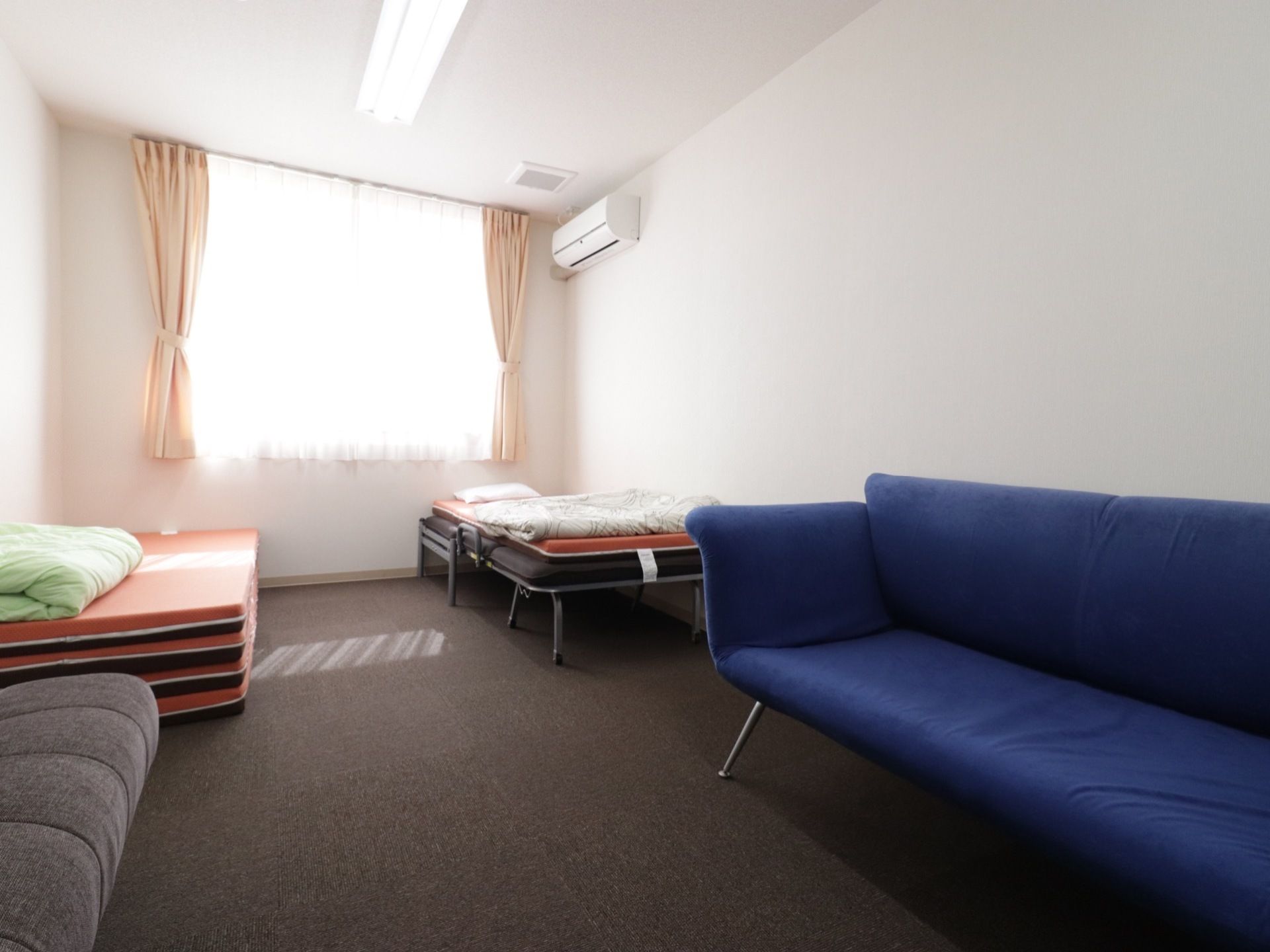 施設は24時間体制サポート。スタッフがしっかりと休息できるよう仮眠室がある。折り畳みのベッド、マットレスなど準備されている。