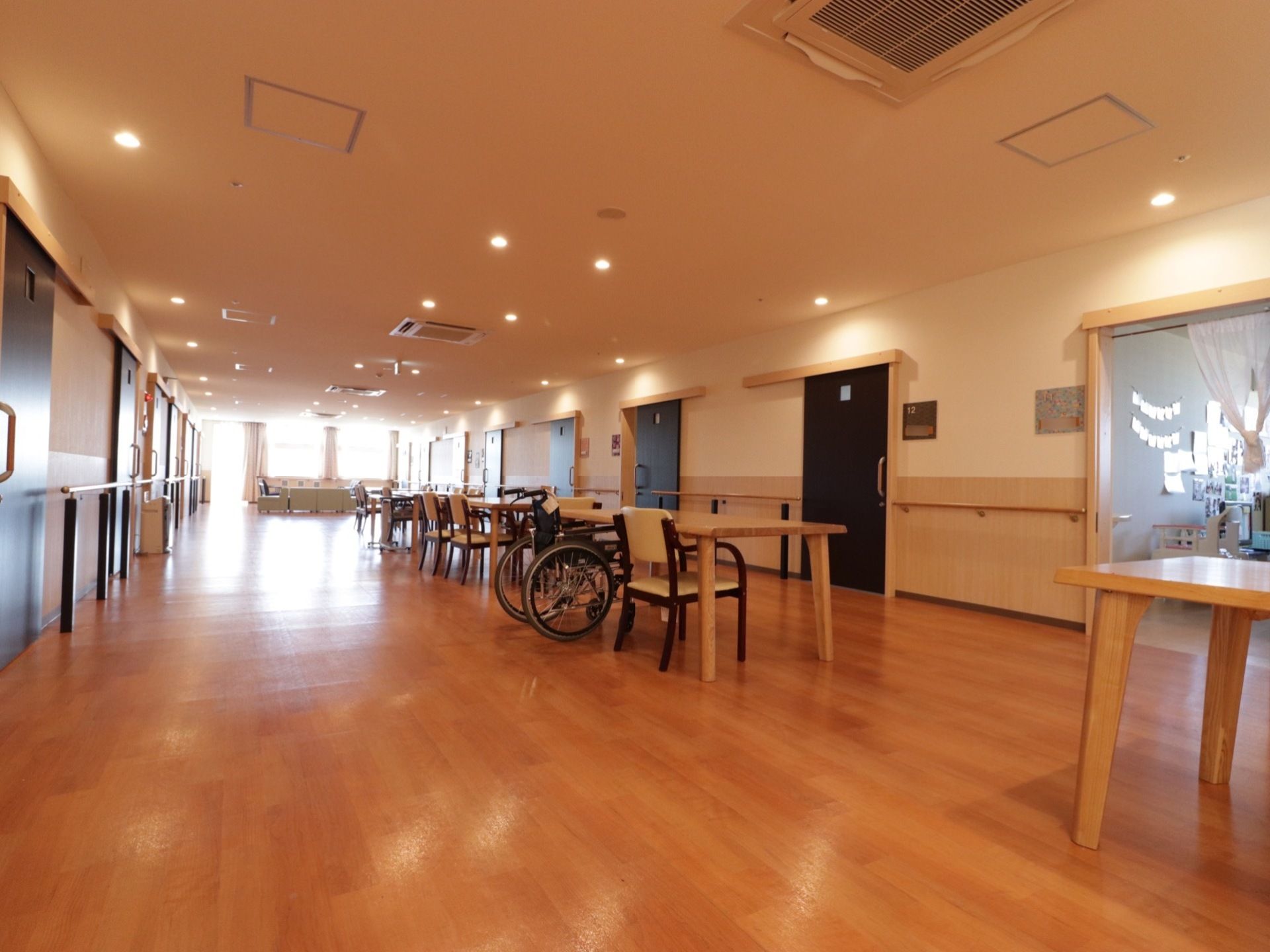 部屋の外にあるスペースは廊下であり、食堂にもなっている。部屋から出てすぐなので、歩いたりと移動するのがとても楽。