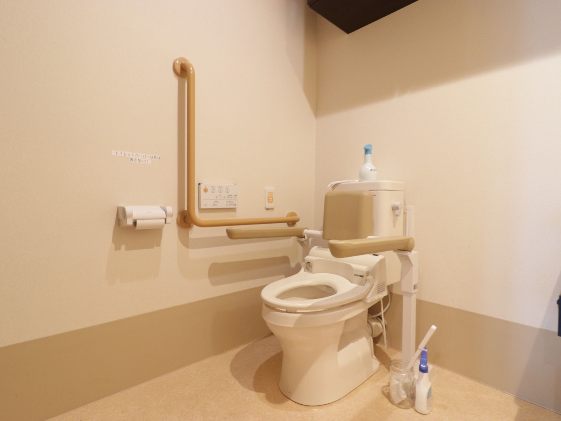 トイレは蓋が無いタイプ。開け閉めがいらない。壁に手すりが付いているので、立ち座りの支えになっている。