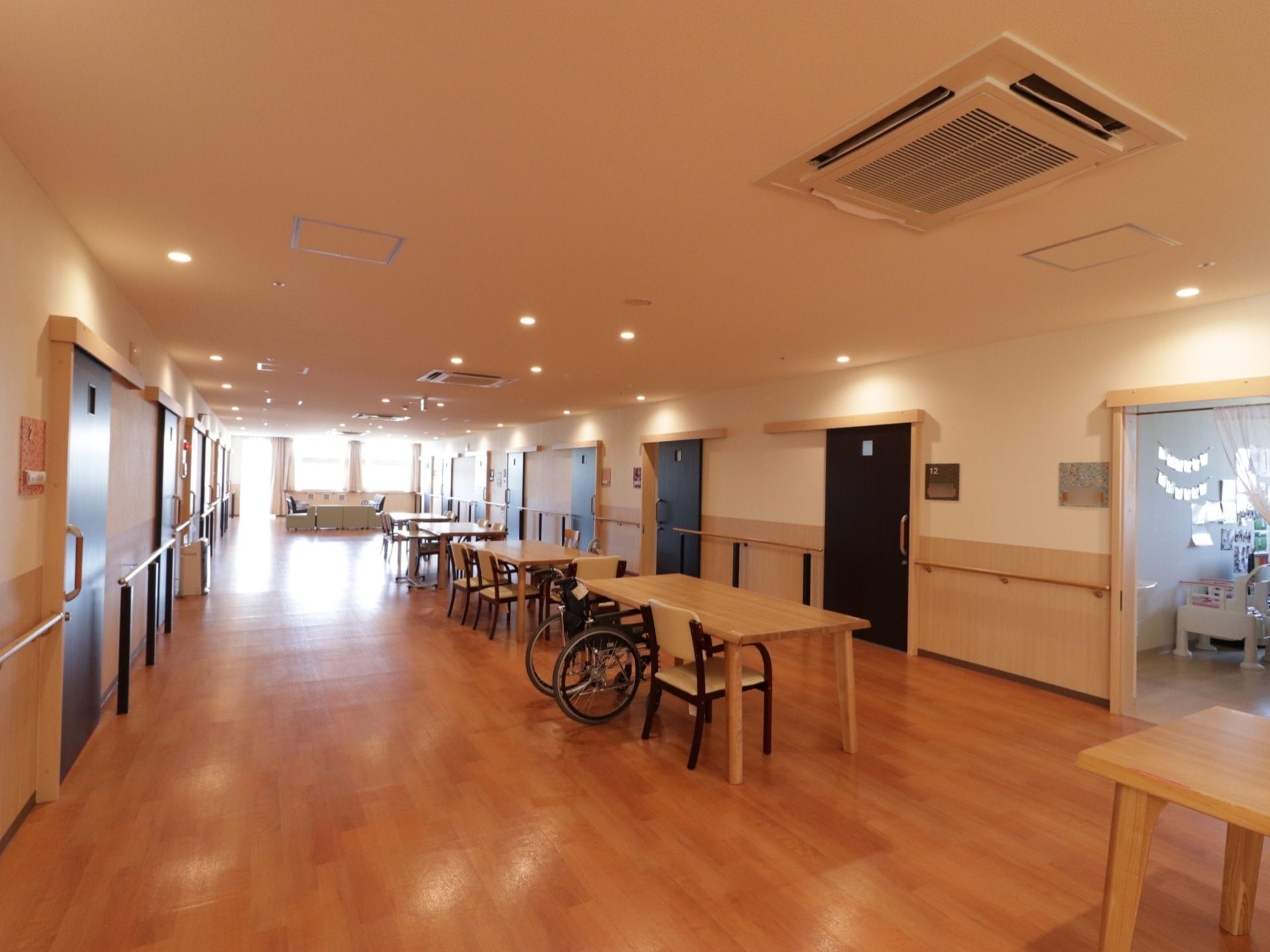 廊下には手すりが設置されている。