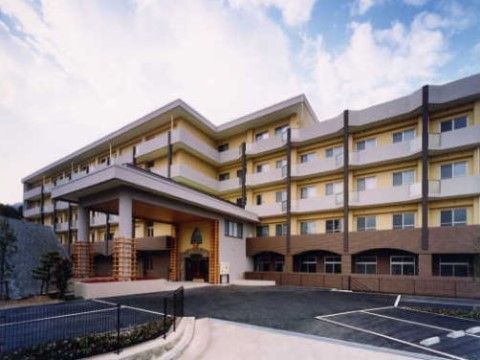 5階建ての高齢者施設外観。エントランスに大きな屋根の付いた建物。