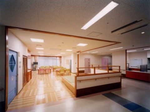 食堂は天井が高く、床はフローリングになっている。テーブルや椅子、大型テレビが置かれ、畳のスペースも設けられている。