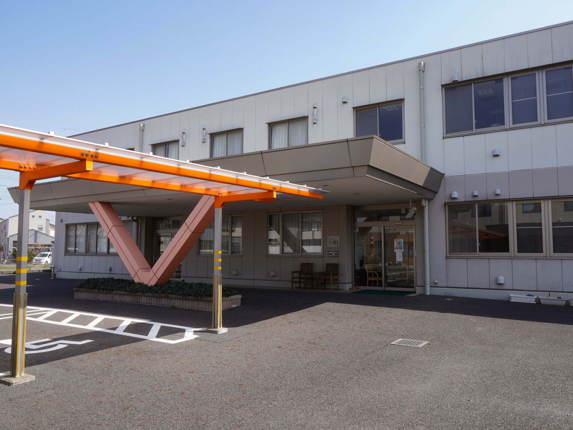 広いエントランスの建物