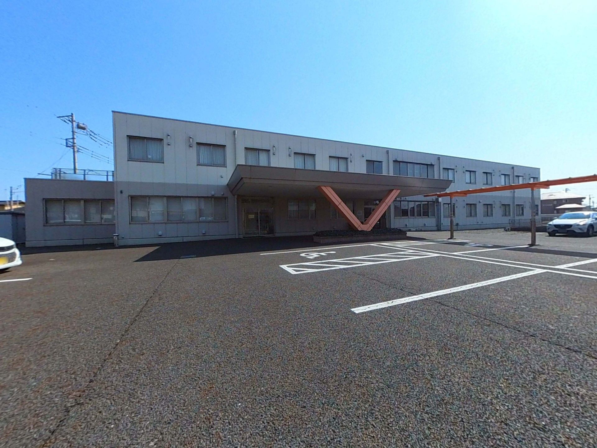 広い駐車場の建物