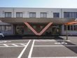 広い駐車場のある建物