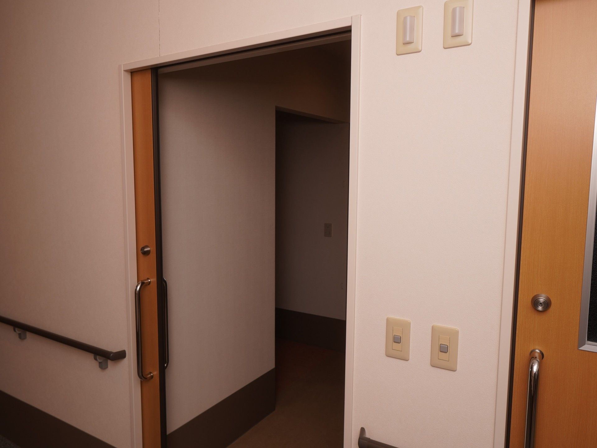 手すり付きの廊下