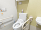 バリアフリー設計のトイレと洗面所
