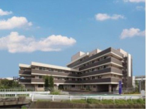 のどかな場所に位置する、４階建ての大きなグループホーム