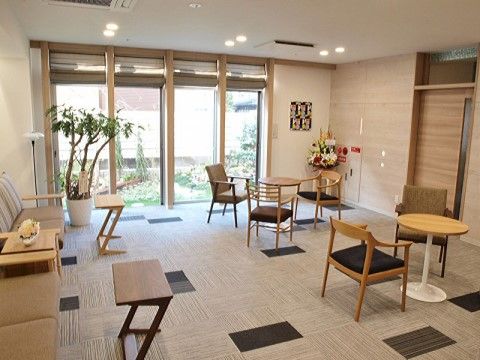 テーブルセットやソファーが配置された、開放的なホール