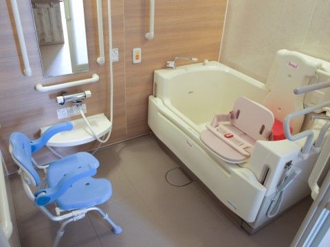ナースコールや介護浴槽が完備されている、個室タイプの浴室
