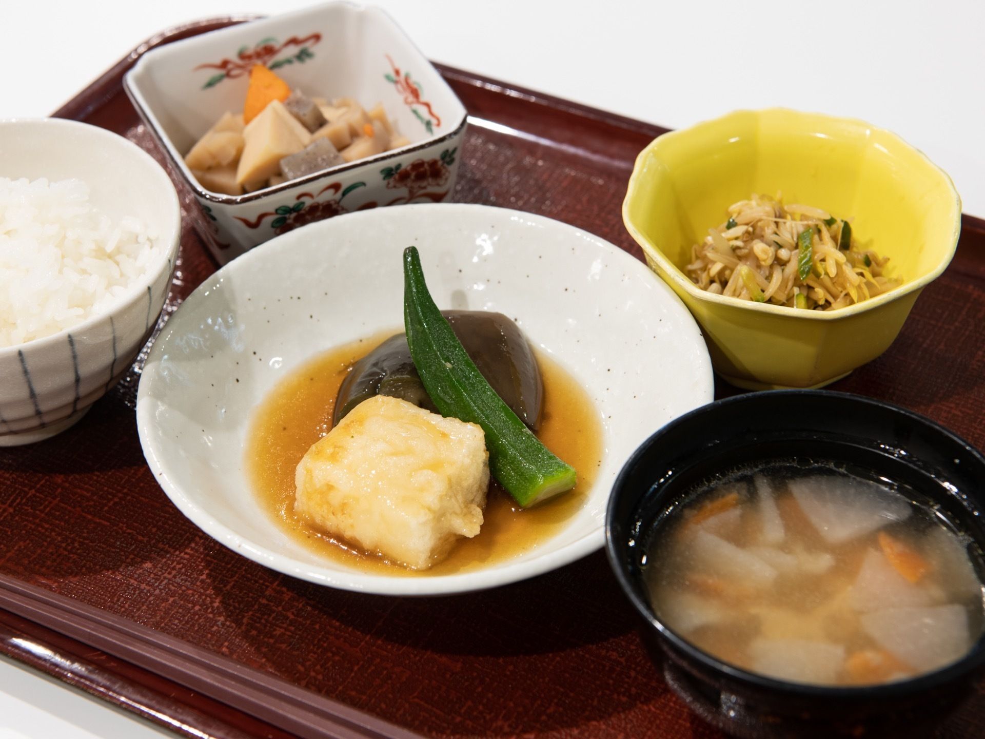 栄養バランスを考えた食事例である。食材や切り方で食感を楽しめるようにし、健康維持につながるように工夫をしている。