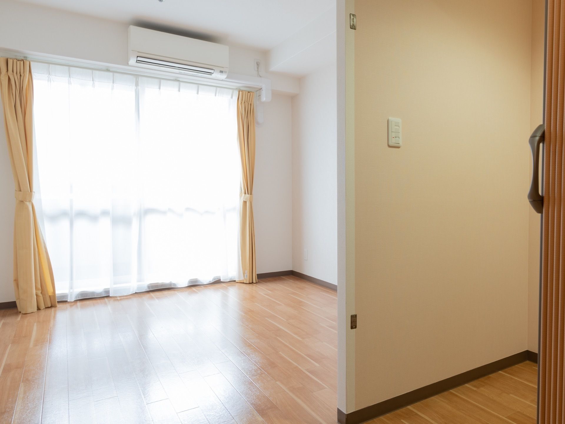 エアコン付きの日当たりが良い居室である。