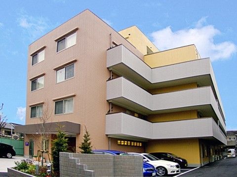 ２階以上の階にベランダが設けられている、４階建ての住宅