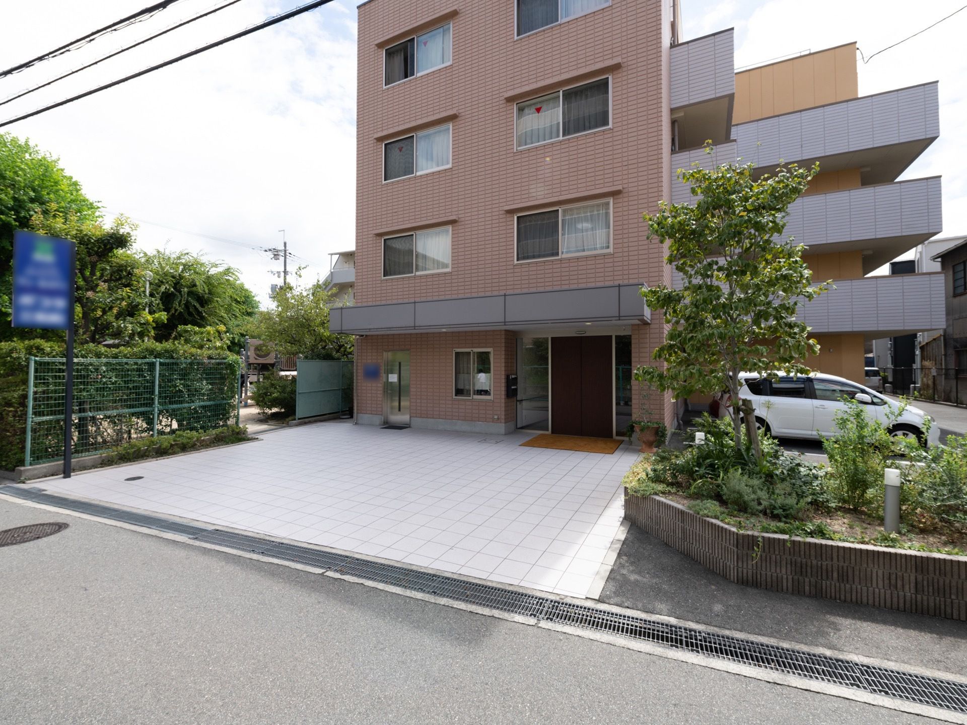 ５階建てのサービス付き高齢者向け住宅である。居室階には、バルコニーが設置されている。正面玄関の右側に駐車スペースが設けられている。